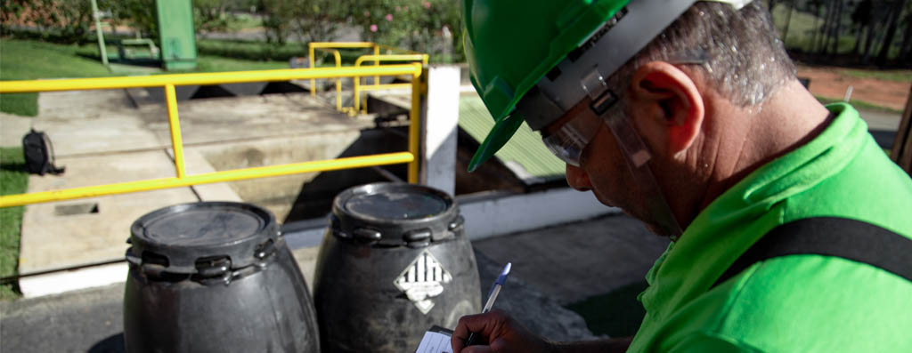 O armazenamento de resíduos não colabora apenas com a preservação da natureza e da saúde humana, uma vez que previne a poluição de rios e o surgimento de doenças. O processo também ajuda a sua empresa por meio da otimização operacional. Isso significa que há a redução de custos de diversos processos, como transporte, produção e até desperdício de materiais. Esse último se deve ao fato da maioria dos resíduos serem reaproveitados no processo de armazenamento. Leia também: ENTENDA COMO ACONTECE A CONTAMINAÇÃO DO SOLO PELO LIXO GRUPO RESICLEAN A Resiclean Ambiental é uma empresa voltada ao gerenciamento de resíduos sólidos industriais localizada em São Paulo, atendendo às necessidades de coleta especializada e descarte apropriado dos resíduos visando as melhores práticas ambientais e para qualidade de vida de seus colaboradores e parceiros. Oferecemos uma gestão global de resíduos industriais, seguindo as normas e procedimentos conforme a legislação vigente. Reconhecemos nossa responsabilidade enquanto gerenciadores de resíduos e redutores de impactos ambientais ao meio ambiente, garantindo um mundo mais sustentável para todos.